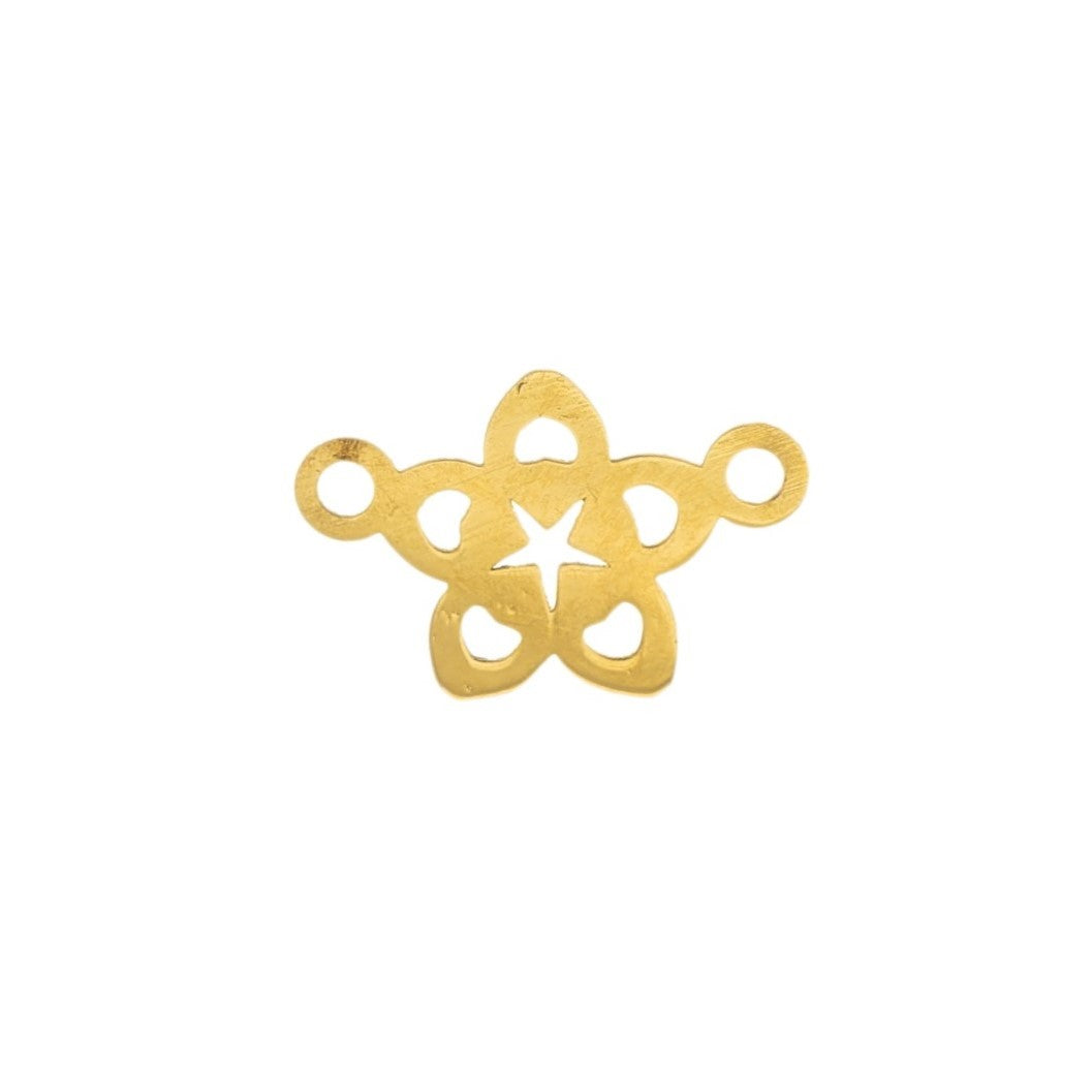 Questo girocollo in oro è un intreccio raffinato di piccoli fiori traforati, uniti tra loro per formare una catena leggera e delicata. Il metallo, dal colore caldo e brillante, riflette la luce con eleganza. Il tocco è liscio e sottile, ma la lavorazione artigianale aggiunge una sensazione di autenticità e unicità. Il girocollo è realizzato con taglio laser e rifinito a mano, unendo tradizione e innovazione nel nostro laboratorio orafo a Livorno.