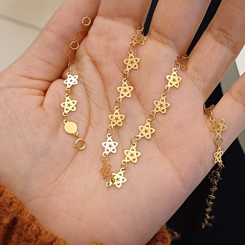 Questo girocollo in oro è un intreccio raffinato di piccoli fiori traforati, uniti tra loro per formare una catena leggera e delicata. Il metallo, dal colore caldo e brillante, riflette la luce con eleganza. Il tocco è liscio e sottile, ma la lavorazione artigianale aggiunge una sensazione di autenticità e unicità. Il girocollo è realizzato con taglio laser e rifinito a mano, unendo tradizione e innovazione nel nostro laboratorio orafo a Livorno.