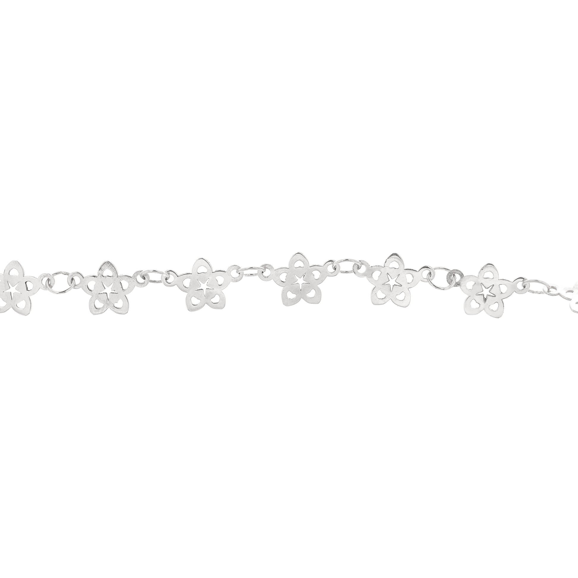 Questo girocollo in oro è un intreccio raffinato di piccoli fiori traforati, uniti tra loro per formare una catena leggera e delicata. Il metallo, dal colore caldo e brillante, riflette la luce con eleganza. Il tocco è liscio e sottile, ma la lavorazione artigianale aggiunge una sensazione di autenticità e unicità. Il girocollo è realizzato con taglio laser e rifinito a mano, unendo tradizione e innovazione nel nostro laboratorio orafo a Livorno.