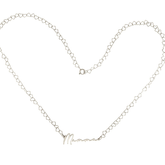Un girocollo in argento 925 con una catena composta da tanti piccoli cuoricini vuoti, leggeri e delicati. Al centro, la parola “Mamma” è scritta in corsivo, con una linea sottile ma ben definita. L’intera collana è luminosa e leggera, pensata per rappresentare con dolcezza l’amore materno. Un gioiello elegante, semplice e affettuoso, perfetto da regalare per la Festa della Mamma o per ogni occasione speciale.