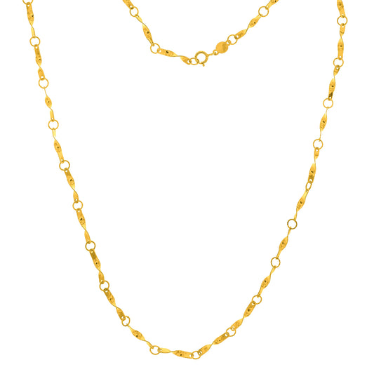 Questo girocollo in oro è creato da maglie intrecciate, unite tra loro per formare una catena leggera e delicata. Il metallo, dal colore caldo e brillante, riflette la luce con eleganza. Il tocco è liscio e sottile, ma la lavorazione artigianale aggiunge una sensazione di autenticità e unicità. Il girocollo è realizzato con taglio laser e rifinito a mano, unendo tradizione e innovazione nel nostro laboratorio orafo a Livorno.