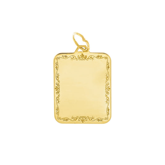 Ciondolo artigianale rettangolare, alto 15 mm, realizzato in argento 925 o oro 750, con eleganti incisioni floreali lungo tutto il bordo. Il retro è liscio e può essere personalizzato con una piccola dedica. Finitura lucida, forma morbida con angoli stondati. Si può indossare come ciondolo, charm da bracciale o piccolo portafortuna. Un gioiello leggero, simbolico e raffinato, adatto a ogni età e occasione.