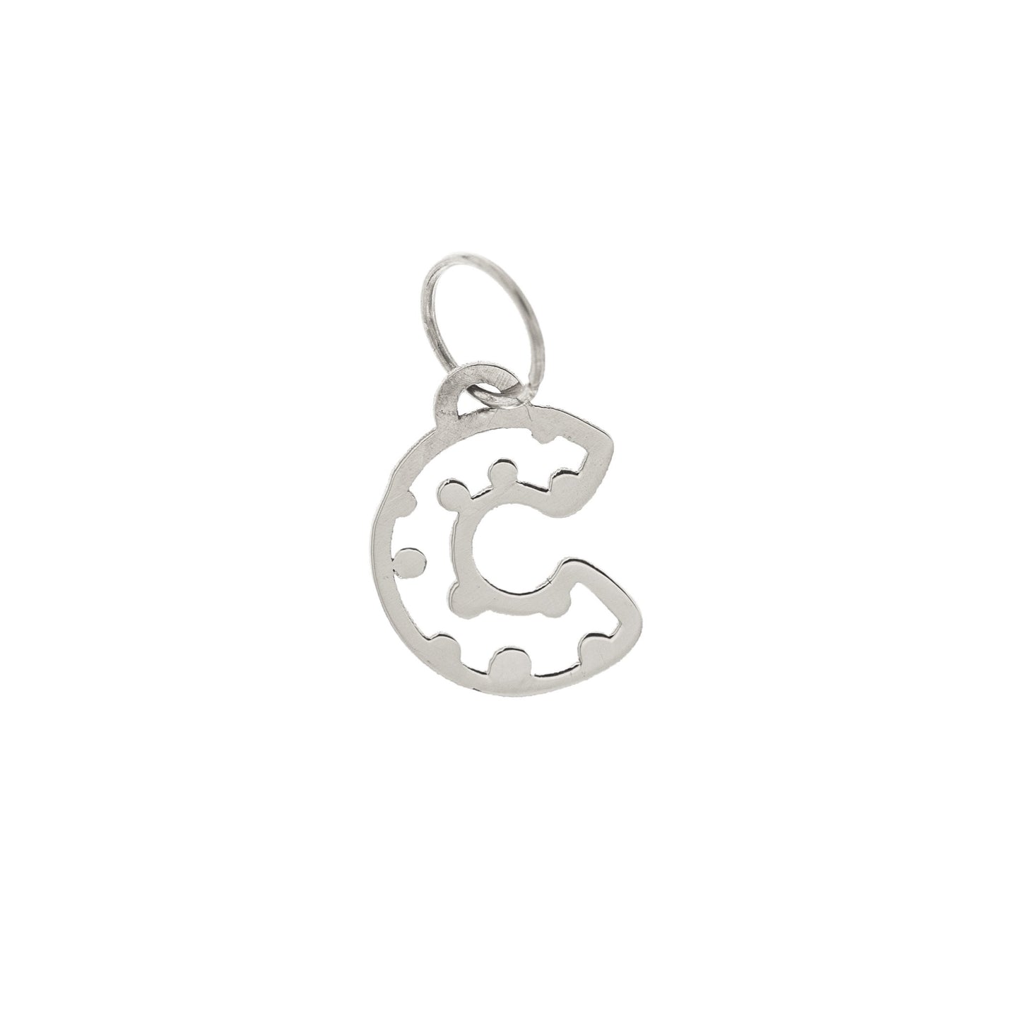 Pendente con lettera C traforata,PERSONALIZZABILE CON QUALSIASI LETTERA  realizzato a mano. Disponibile in oro giallo, oro bianco o argento 925. Alta 8 mm, la sagoma della C è ritagliata con un motivo organico, con bordi lisci e dettagli tondi. Un gioiello leggero, personale e simbolico, perfetto da indossare ogni giorno o da regalare a chi porta questa iniziale nel cuore.