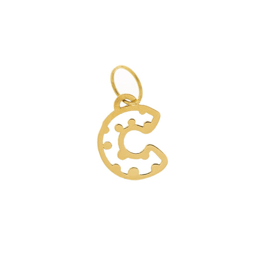 Pendente con lettera C traforata,PERSONALIZZABILE CON QUALSIASI LETTERA  realizzato a mano. Disponibile in oro giallo, oro bianco o argento 925. Alta 8 mm, la sagoma della C è ritagliata con un motivo organico, con bordi lisci e dettagli tondi. Un gioiello leggero, personale e simbolico, perfetto da indossare ogni giorno o da regalare a chi porta questa iniziale nel cuore.