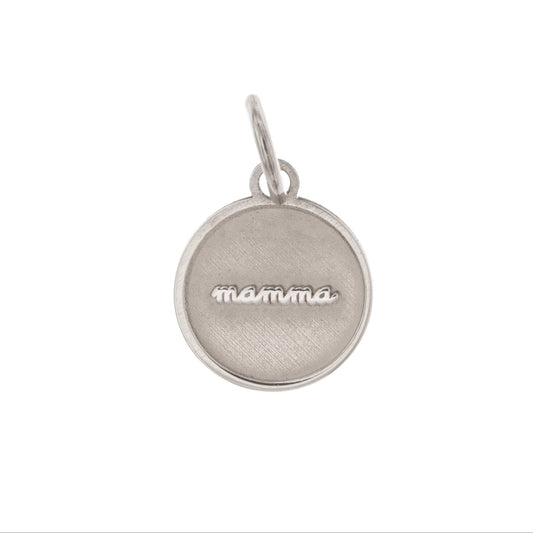 Ciondolo tondo in argento 925 anallergico, diametro 10 mm. La superficie è satinata. La parola “mamma” è incisa in rilievo: sporge leggermente, mentre il fondo è scavato per creare contrasto. Il retro è liscio e può essere inciso con una breve dedica. È leggero e può essere portato come pendente per collana, charm per bracciale o ciondolo per portachiavi. Oggetto artigianale, semplice e simbolico, pensato come regalo affettuoso e personale per la propria mamma.
