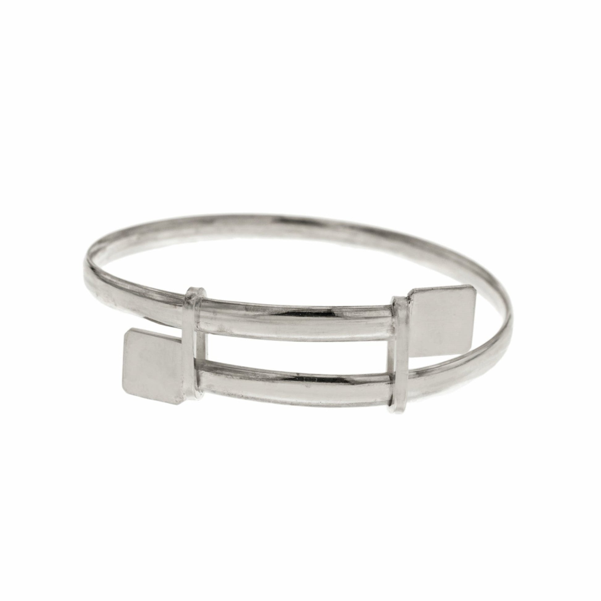 Il bracciale "Mascotte" è un gioiello unisex che rappresenta l’anima di Livorno. Realizzato a mano in oro 750 o argento 925, è adatto a tutte le età: dai neonati agli adulti. Il design è semplice e raffinato, con superfici lisce e piacevoli al tatto. I dettagli evocano il mare e le radici della città. Un accessorio leggero e confortevole che diventa un simbolo di appartenenza e orgoglio livornese.