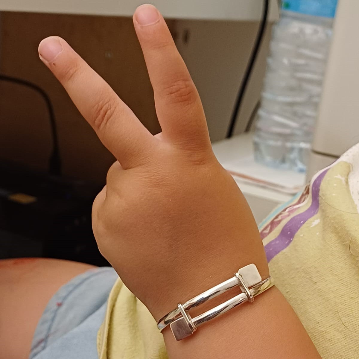 Il bracciale "Mascotte" è un gioiello unisex che rappresenta l’anima di Livorno. Realizzato a mano in oro 750 o argento 925, è adatto a tutte le età: dai neonati agli adulti. Il design è semplice e raffinato, con superfici lisce e piacevoli al tatto. I dettagli evocano il mare e le radici della città. Un accessorio leggero e confortevole che diventa un simbolo di appartenenza e orgoglio livornese.