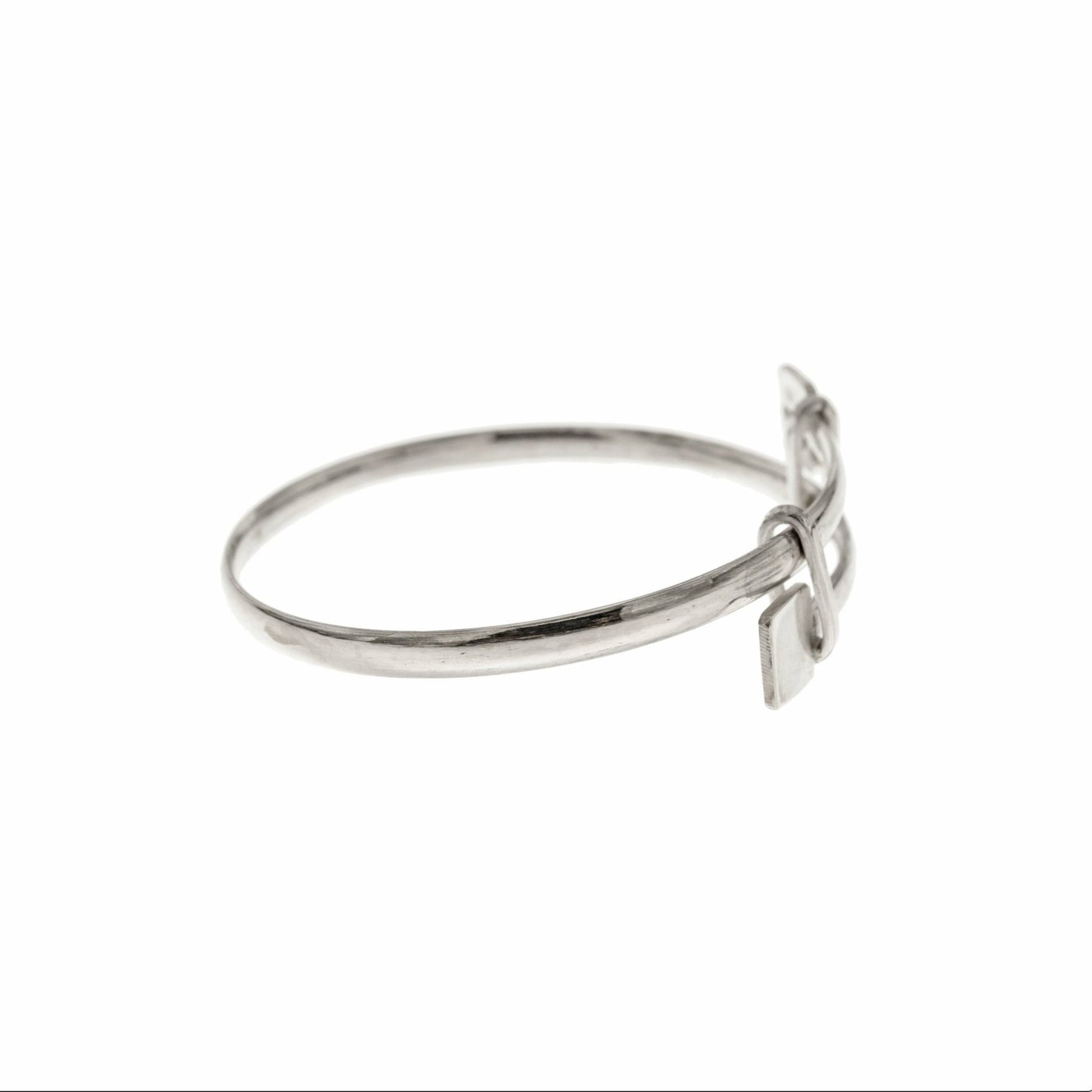 Il bracciale "Mascotte" è un gioiello unisex che rappresenta l’anima di Livorno. Realizzato a mano in oro 750 o argento 925, è adatto a tutte le età: dai neonati agli adulti. Il design è semplice e raffinato, con superfici lisce e piacevoli al tatto. I dettagli evocano il mare e le radici della città. Un accessorio leggero e confortevole che diventa un simbolo di appartenenza e orgoglio livornese.