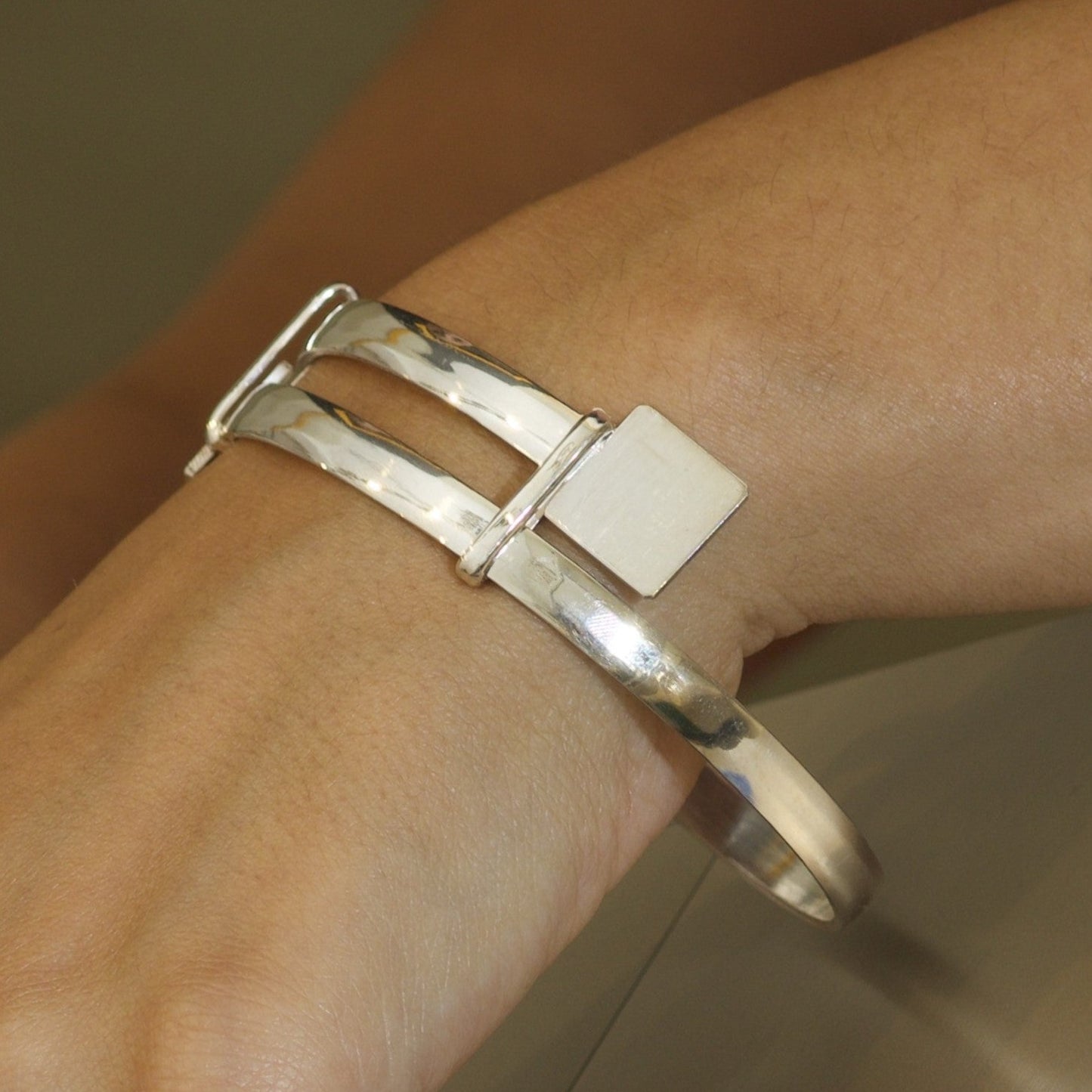 Il bracciale "Mascotte" è un gioiello unisex che rappresenta l’anima di Livorno. Realizzato a mano in oro 750 o argento 925, è adatto a tutte le età: dai neonati agli adulti. Il design è semplice e raffinato, con superfici lisce e piacevoli al tatto. I dettagli evocano il mare e le radici della città. Un accessorio leggero e confortevole che diventa un simbolo di appartenenza e orgoglio livornese.