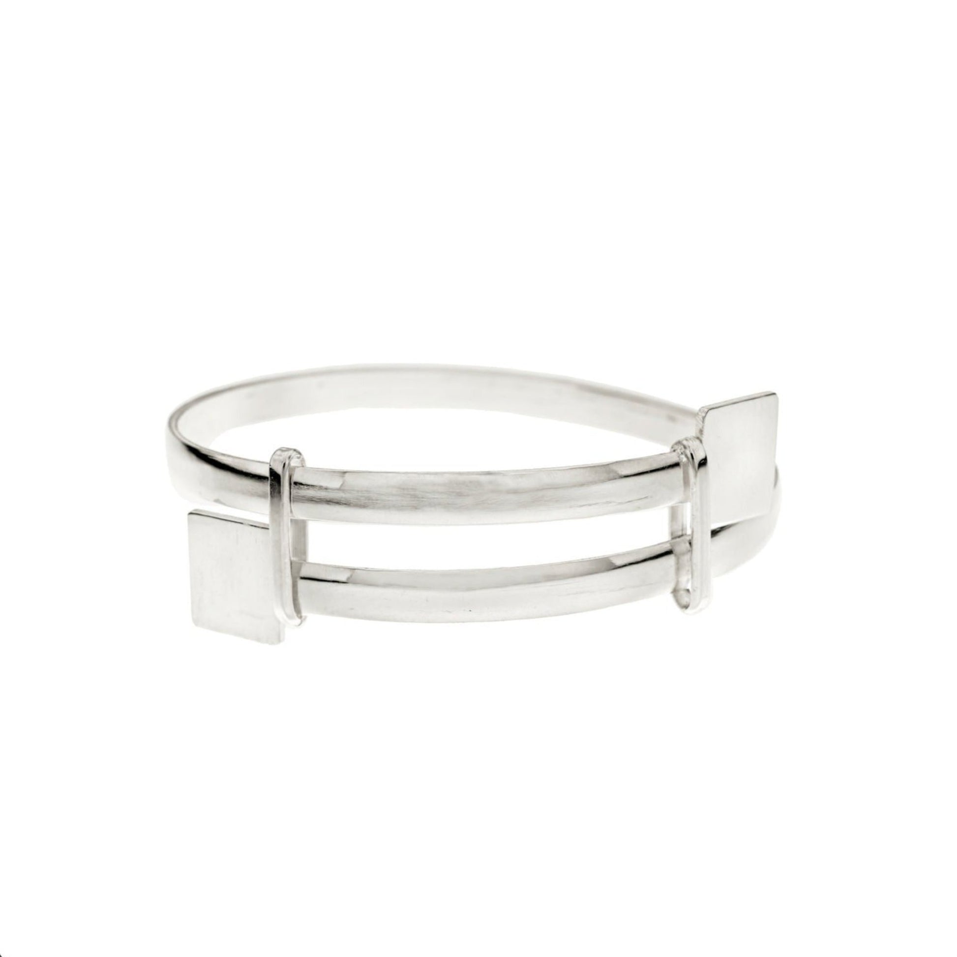 Il bracciale "Mascotte" è un gioiello unisex che rappresenta l’anima di Livorno. Realizzato a mano in oro 750 o argento 925, è adatto a tutte le età: dai neonati agli adulti. Il design è semplice e raffinato, con superfici lisce e piacevoli al tatto. I dettagli evocano il mare e le radici della città. Un accessorio leggero e confortevole che diventa un simbolo di appartenenza e orgoglio livornese.