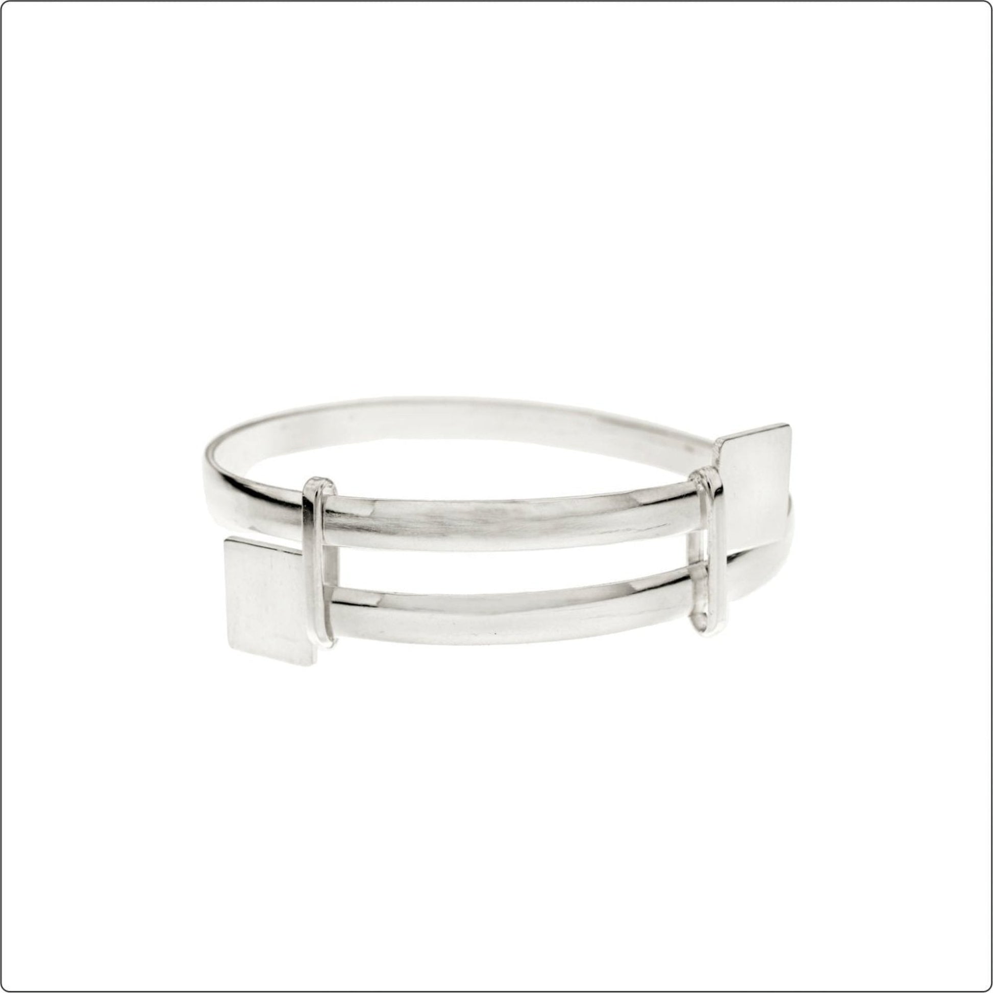 Il bracciale "Mascotte" è un gioiello unisex che rappresenta l’anima di Livorno. Realizzato a mano in oro 750 o argento 925, è adatto a tutte le età: dai neonati agli adulti. Il design è semplice e raffinato, con superfici lisce e piacevoli al tatto. I dettagli evocano il mare e le radici della città. Un accessorio leggero e confortevole che diventa un simbolo di appartenenza e orgoglio livornese.