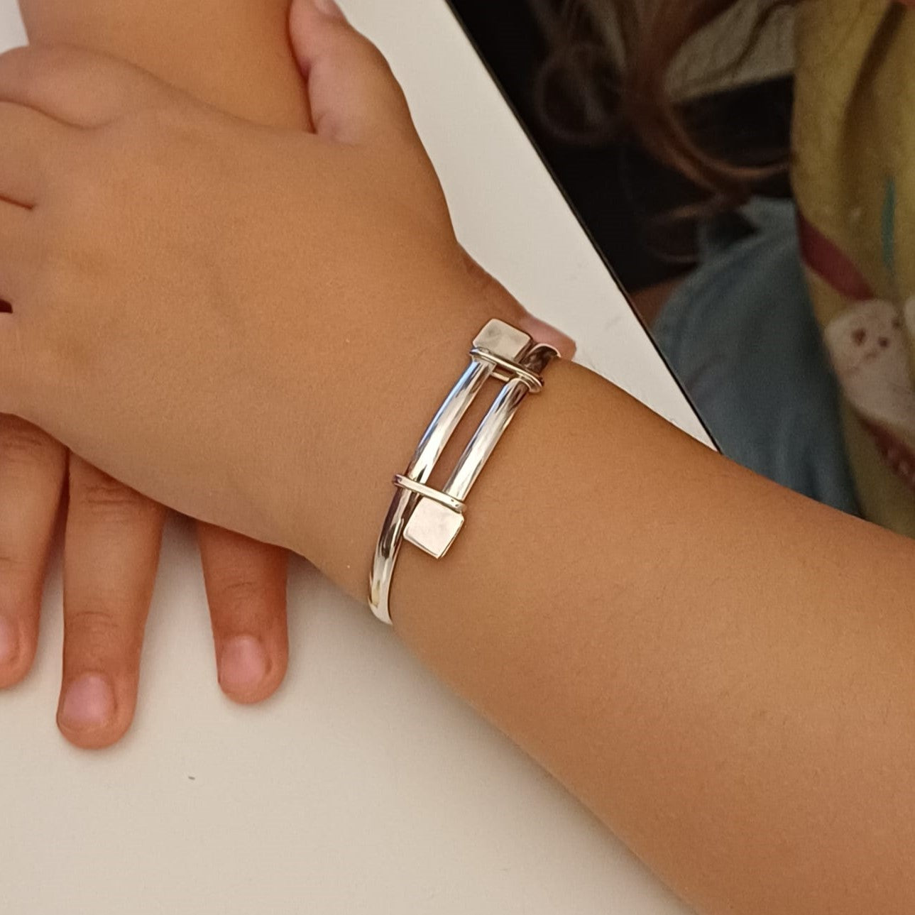 Il bracciale "Mascotte" è un gioiello unisex che rappresenta l’anima di Livorno. Realizzato a mano in oro 750 o argento 925, è adatto a tutte le età: dai neonati agli adulti. Il design è semplice e raffinato, con superfici lisce e piacevoli al tatto. I dettagli evocano il mare e le radici della città. Un accessorio leggero e confortevole che diventa un simbolo di appartenenza e orgoglio livornese.