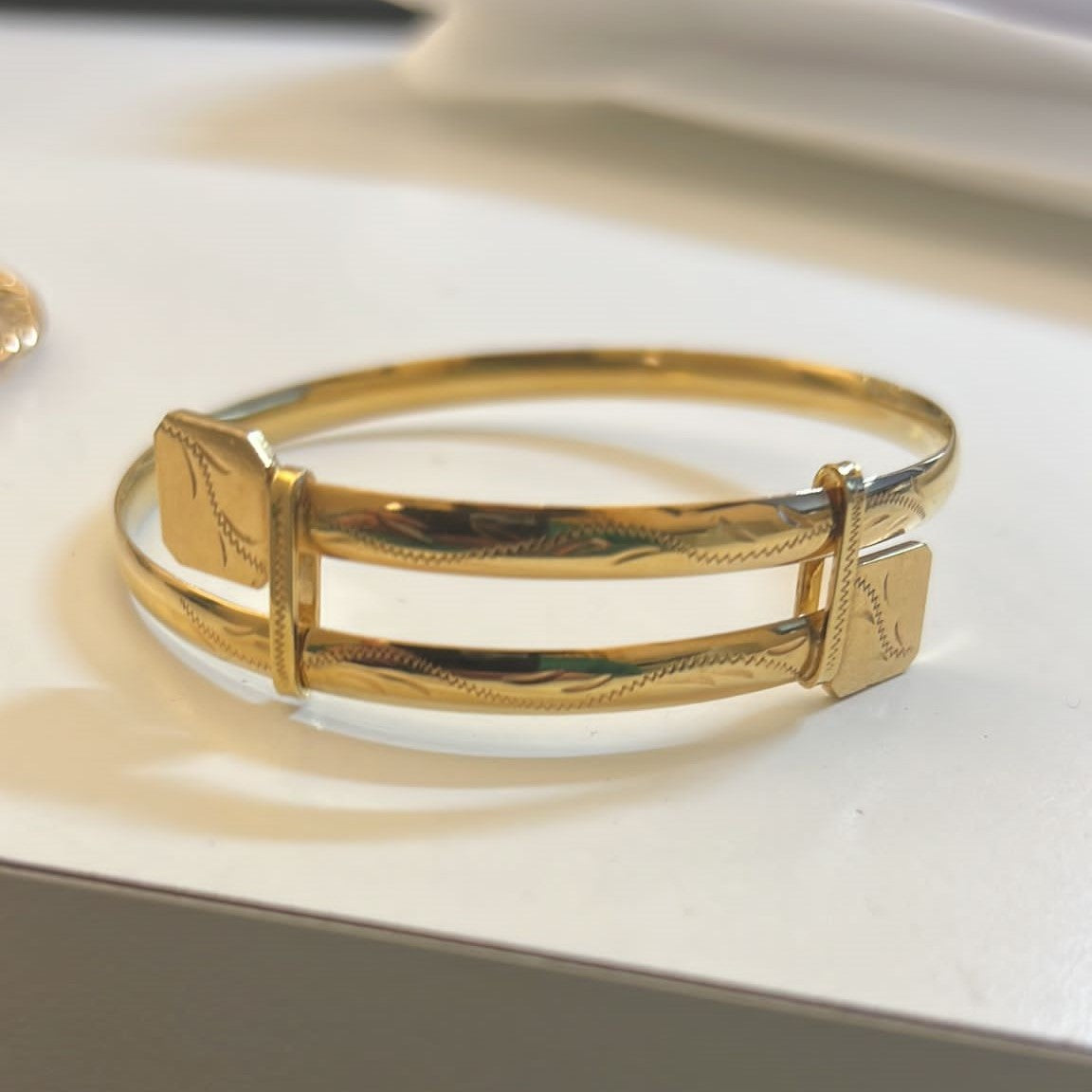 Il bracciale "Mascotte" è un gioiello unisex che rappresenta l’anima di Livorno. Realizzato a mano in oro 750 o argento 925, è adatto a tutte le età: dai neonati agli adulti. Il design è semplice e raffinato, con superfici lisce e piacevoli al tatto. I dettagli evocano il mare e le radici della città. Un accessorio leggero e confortevole che diventa un simbolo di appartenenza e orgoglio livornese.
