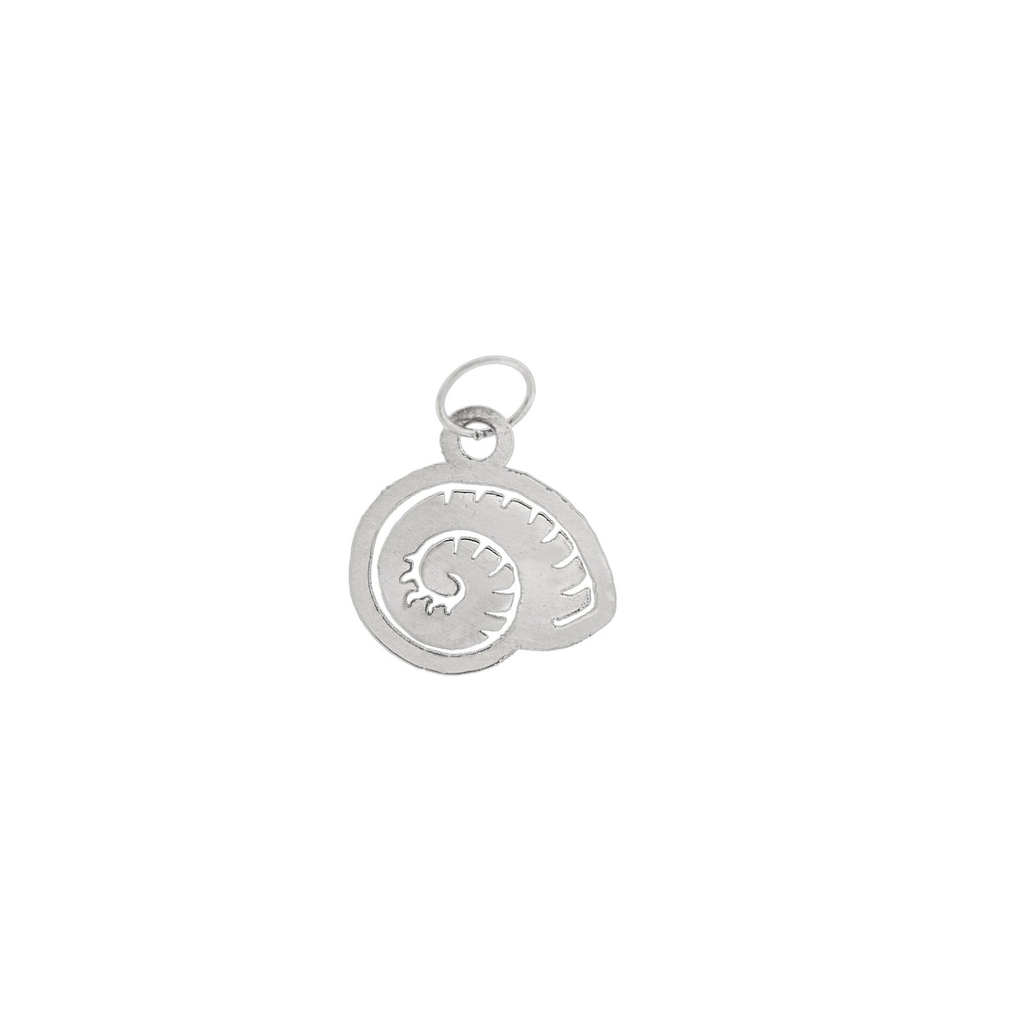Questo pendente rappresenta una conchiglia stilizzata, traforata e realizzata in argento 925. La sua superficie è incisa a laser per evidenziare i dettagli delicati e raffinati del design. Leggero e dal profilo elegante, è prodotto in un laboratorio orafo a Livorno. Il pendente è perfetto per chi ama gioielli semplici, ma carichi di significato. Può essere indossato come simbolo del mare o come dettaglio originale e luminoso.