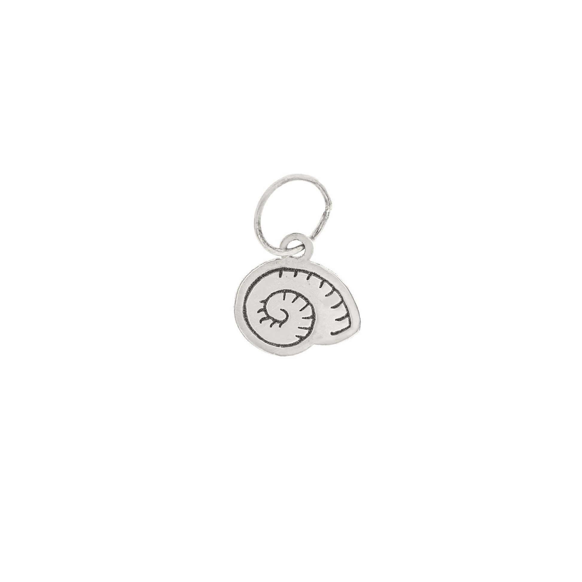 Questo pendente rappresenta una conchiglia stilizzata, traforata e realizzata in argento 925. La sua superficie è incisa a laser per evidenziare i dettagli delicati e raffinati del design. Leggero e dal profilo elegante, è prodotto in un laboratorio orafo a Livorno. Il pendente è perfetto per chi ama gioielli semplici, ma carichi di significato. Può essere indossato come simbolo del mare o come dettaglio originale e luminoso.