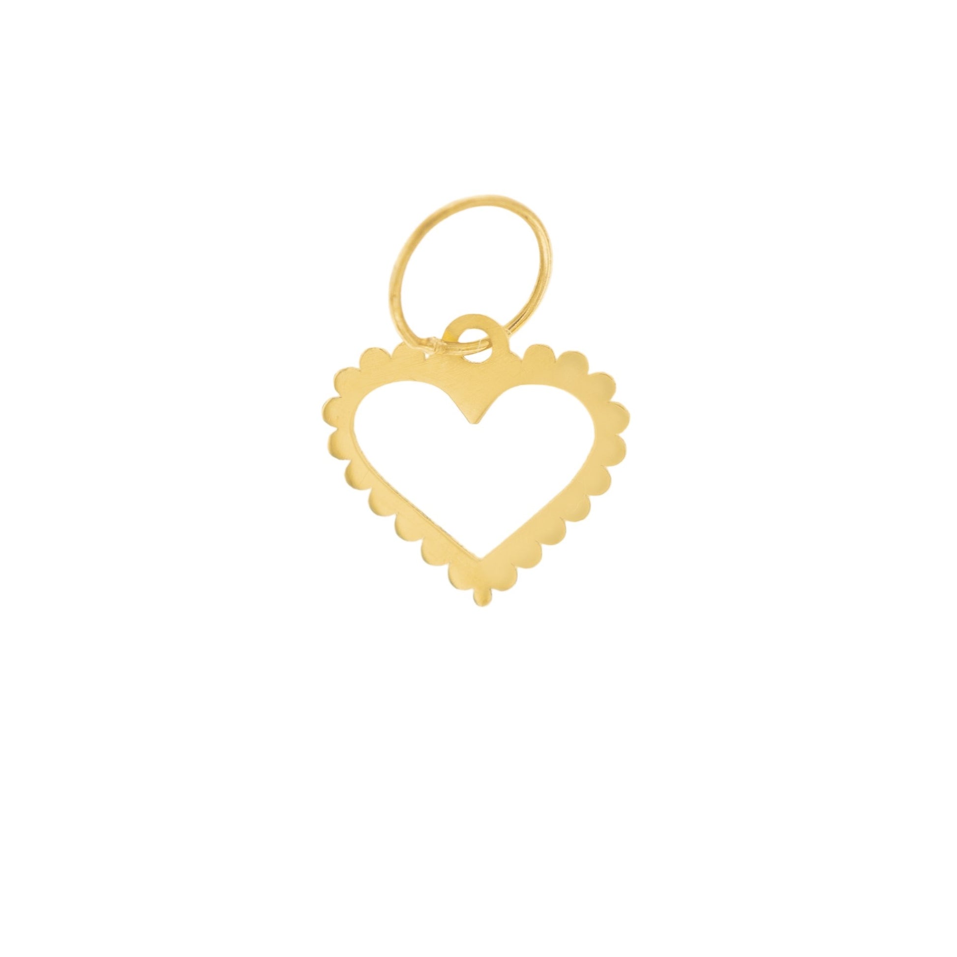 uesto ciondolo a forma di cuore è in oro, leggero e vuoto al centro, con un bordo intagliato che ricorda una fila di piccoli petali. Al tatto, risulta delicato ma ben definito, con una sensazione morbida lungo i bordi e una struttura robusta nonostante la sua leggerezza. Ogni angolo è lavorato a mano con cura, creando una piacevole sensazione sotto le dita. La sua forma semplice e aperta è pensata per chi ama gioielli raffinati e dal tocco romantico.