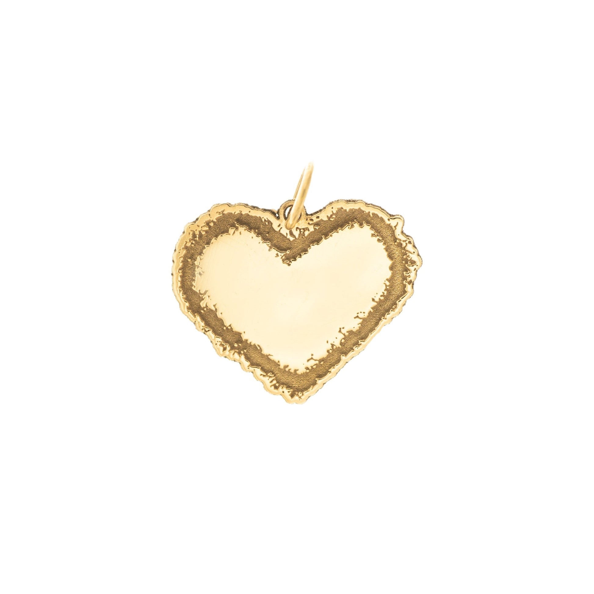 Questo ciondolo è a forma di cuore e realizzato in oro 18 carati. Ha un contorno frastagliato e irregolare, come disegnato a mano libera, con una superficie centrale liscia e morbida al tatto. La forma è piena e il bordo ha una texture ruvida, che lo rende unico e piacevole da accarezzare con le dita. È pensato per essere indossato o saldato su un gioiello, e rappresenta un sentimento puro e vero. Ogni pezzo è fatto a mano nel nostro laboratorio artigianale.
