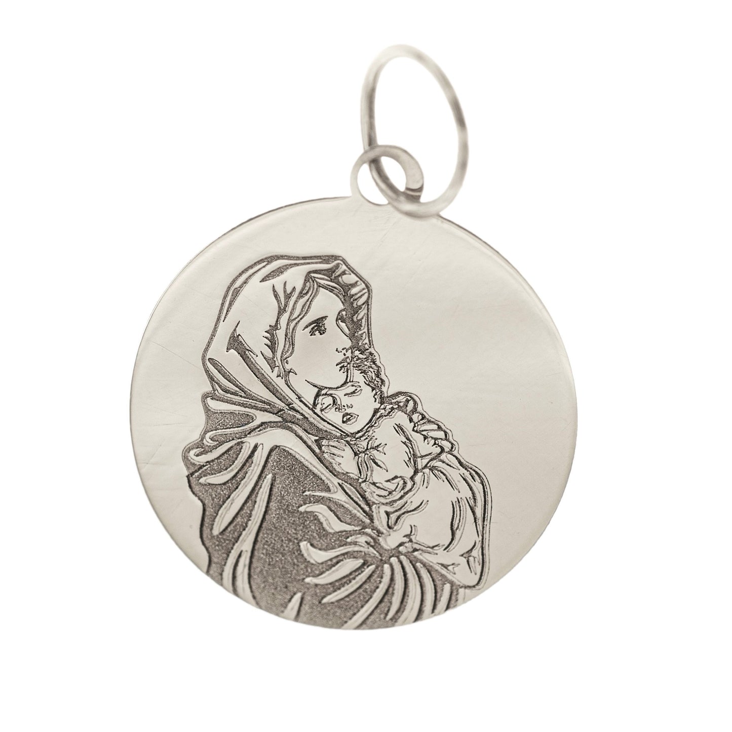 Medaglia rotonda, diametro 17 mm, disponibile in oro giallo, oro bianco o argento 925/°°°. Realizzata a mano e incisa a laser con l’immagine della Madonna che abbraccia il Bambino. I dettagli sono nitidi e delicati, con finitura lucida. Può essere indossata come ciondolo su collana o custodita come simbolo di devozione. Gioiello artigianale, adatto per regali religiosi o momenti speciali.