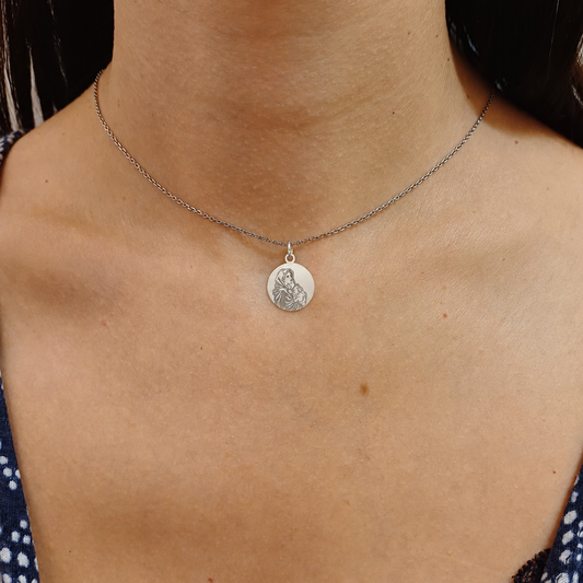Donna che indossa medaglia Madonna con Bambino in argento 925 realizzata artigianalmente a Livorn