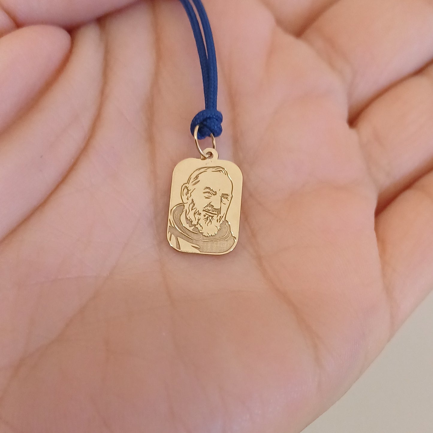 Medaglia Padre Pio 15 mm mostrata sulla mano