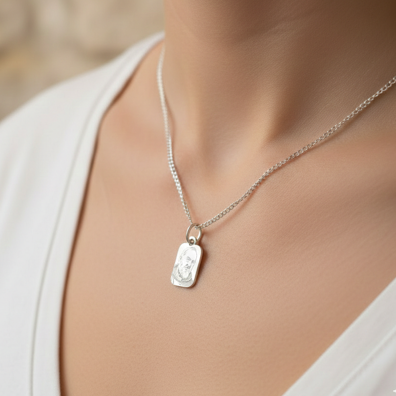 Medaglia Padre Pio in oro 18 kt indossata al collo, simbolo di fede e protezione