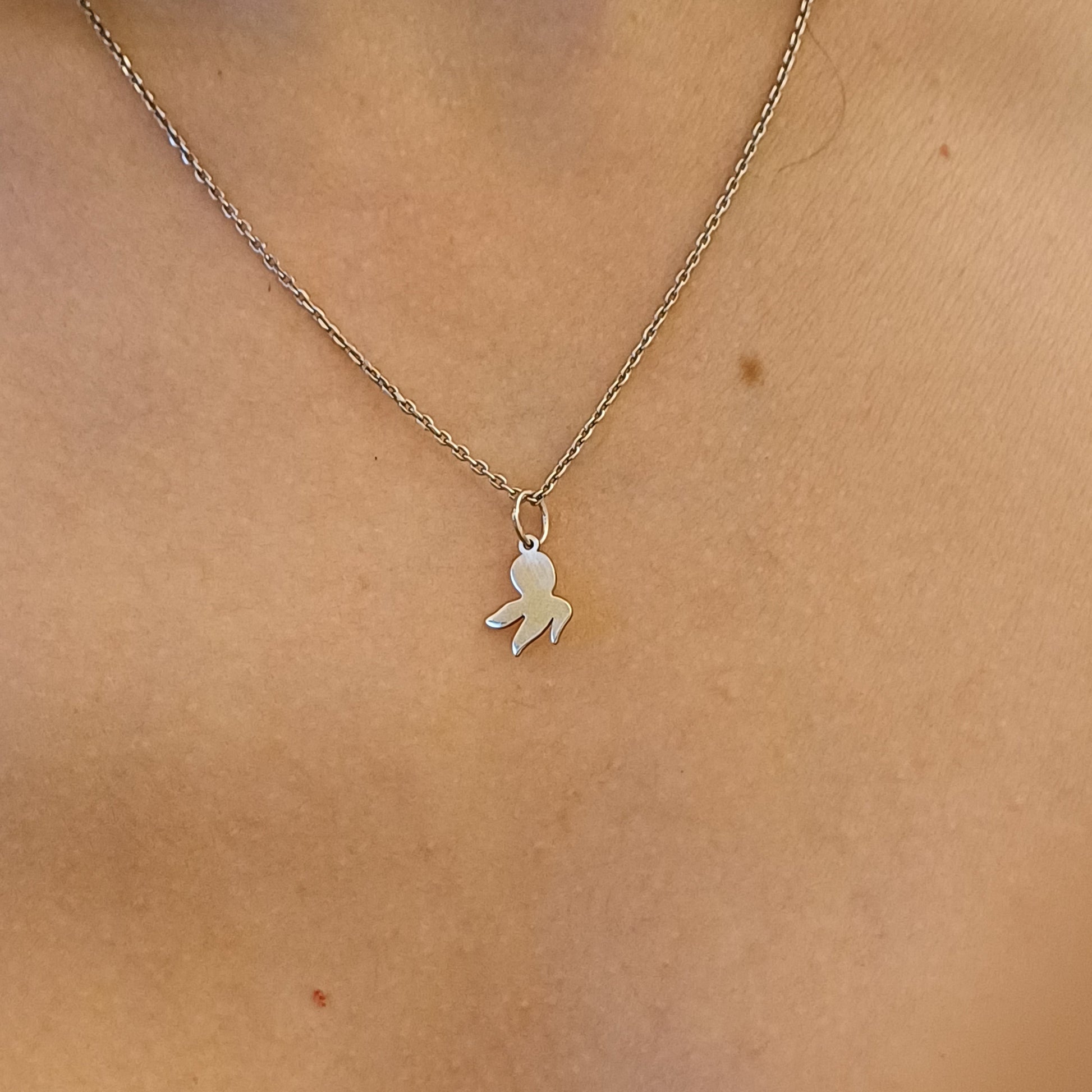 Medaglia in oro giallo, bianco o argento 925 raffigurante un polpo, realizzata a mano. Dimensioni: altezza 11 mm. Linee morbide ed essenziali, simbolo di curiosità e libertà marina. Un gioiello semplice e raffinato, facile da indossare tutti i giorni, adatto a chi ama il mare o cerca un portafortuna unico. Perfetto come regalo o come piccolo dettaglio personale dal carattere marino.