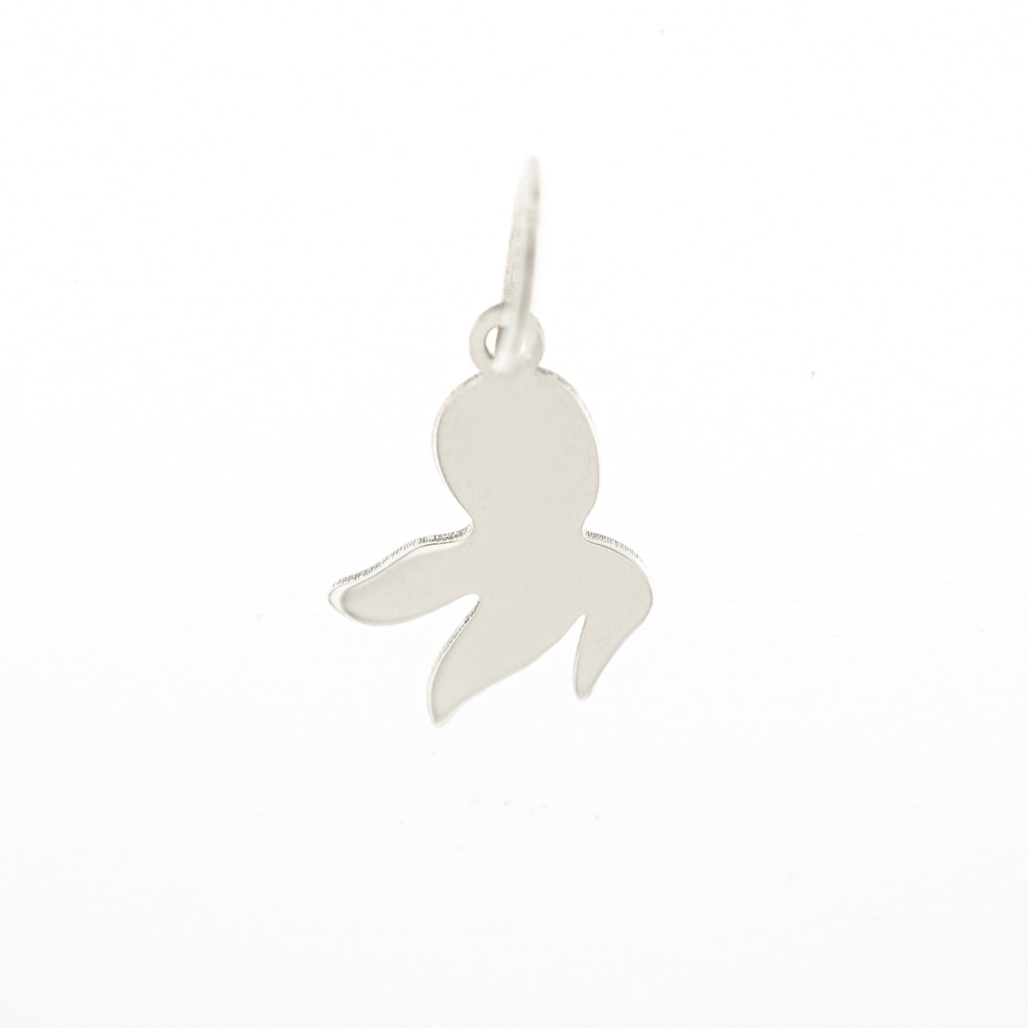 Medaglia in oro giallo, bianco o argento 925 raffigurante un polpo, realizzata a mano. Dimensioni: altezza 11 mm. Linee morbide ed essenziali, simbolo di curiosità e libertà marina. Un gioiello semplice e raffinato, facile da indossare tutti i giorni, adatto a chi ama il mare o cerca un portafortuna unico. Perfetto come regalo o come piccolo dettaglio personale dal carattere marino.