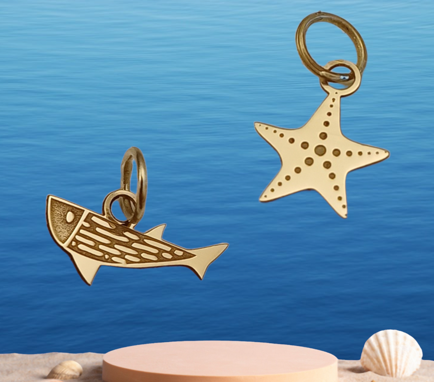 Medaglia Stella Marina, disponibile in argento o oro (giallo/bianco). Altezza 13 mm, spessore 0,40 mm, peso 0,4 g. Un simbolo marino prezioso e leggero.