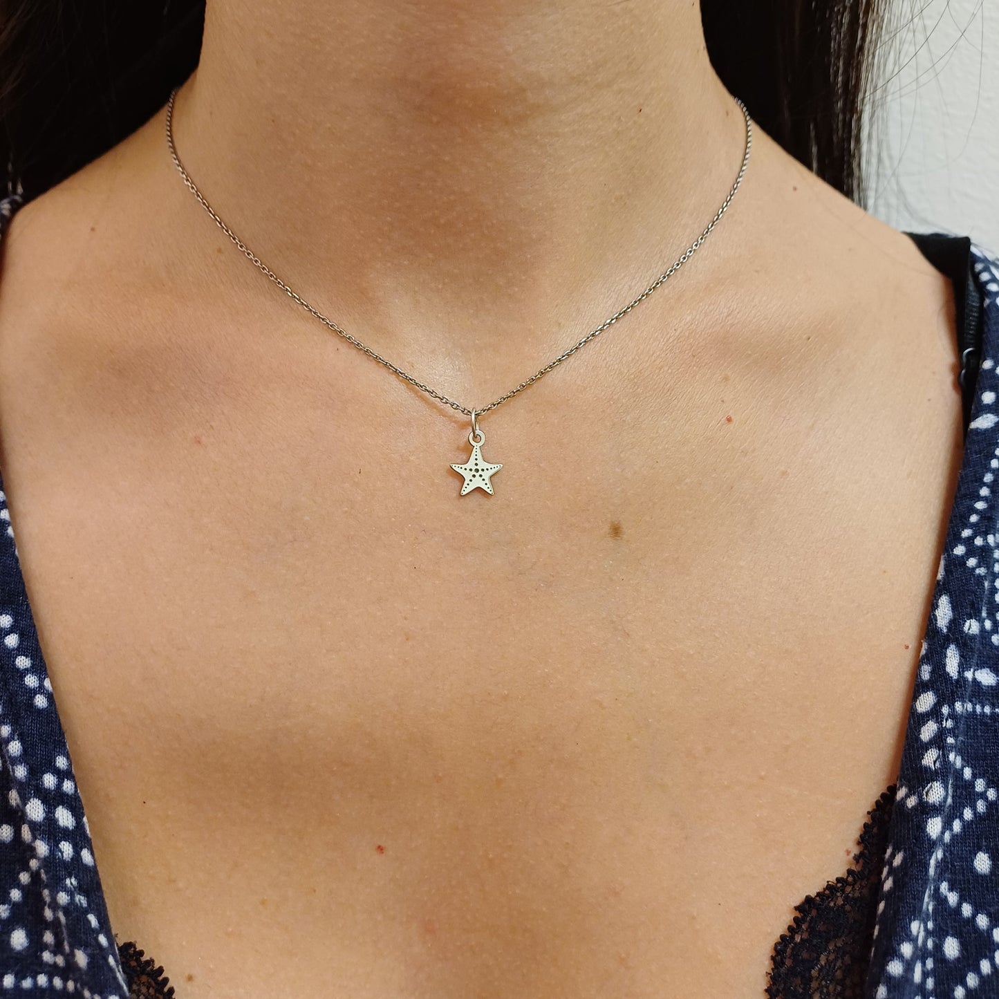 Medaglia Stella Marina, disponibile in argento o oro (giallo/bianco). Altezza 13 mm, spessore 0,40 mm, peso 0,4 g. Un simbolo marino prezioso e leggero.