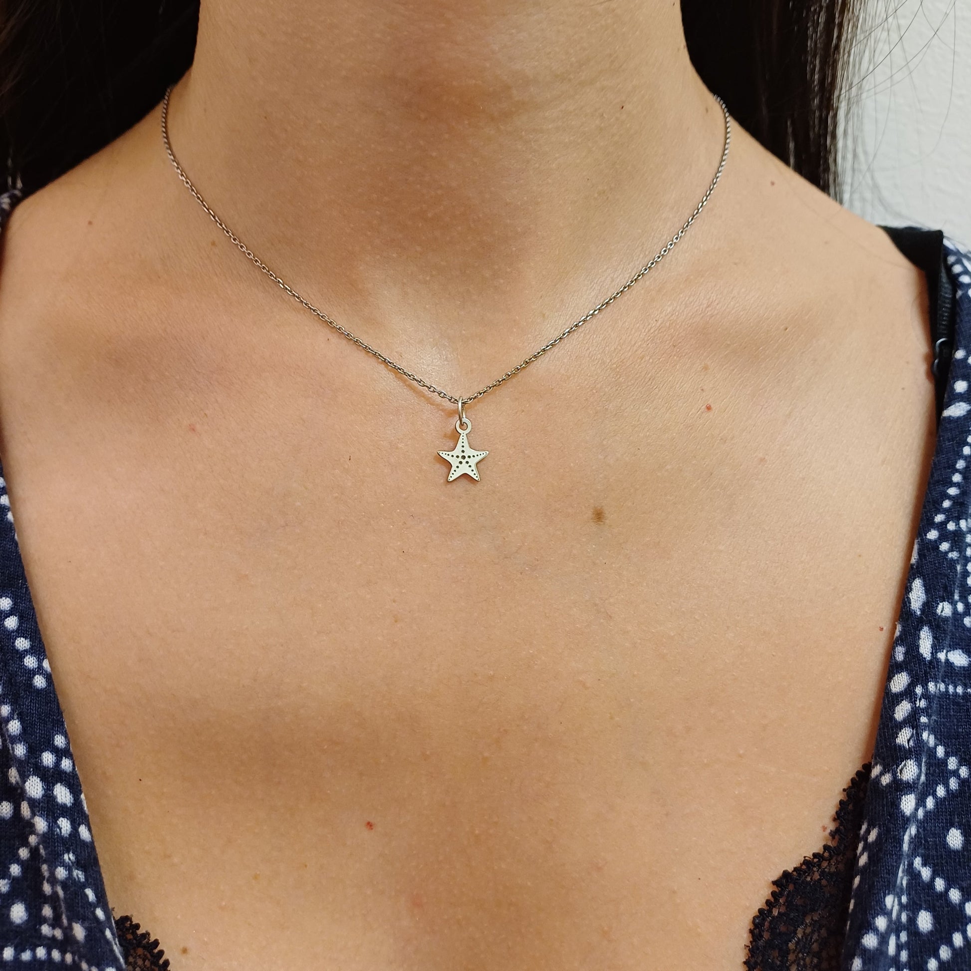 Medaglia Stella Marina, disponibile in argento o oro (giallo/bianco). Altezza 13 mm, spessore 0,40 mm, peso 0,4 g. Un simbolo marino prezioso e leggero.