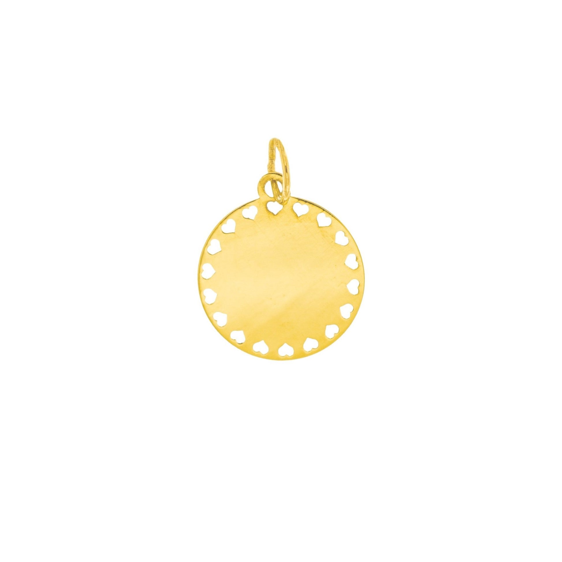 Questo pendente rotondo di 13 mm è decorato con piccoli cuori traforati lungo il bordo. Disponibile in oro Giallo, è stato creato con maestria artigianale nel nostro laboratorio orafo a Livorno. La superficie liscia e lucida è valorizzata da un’incisione laser precisa, rendendolo un pezzo unico e delicato. È un gioiello leggero, simbolico e versatile, perfetto per ogni stile e occasione.