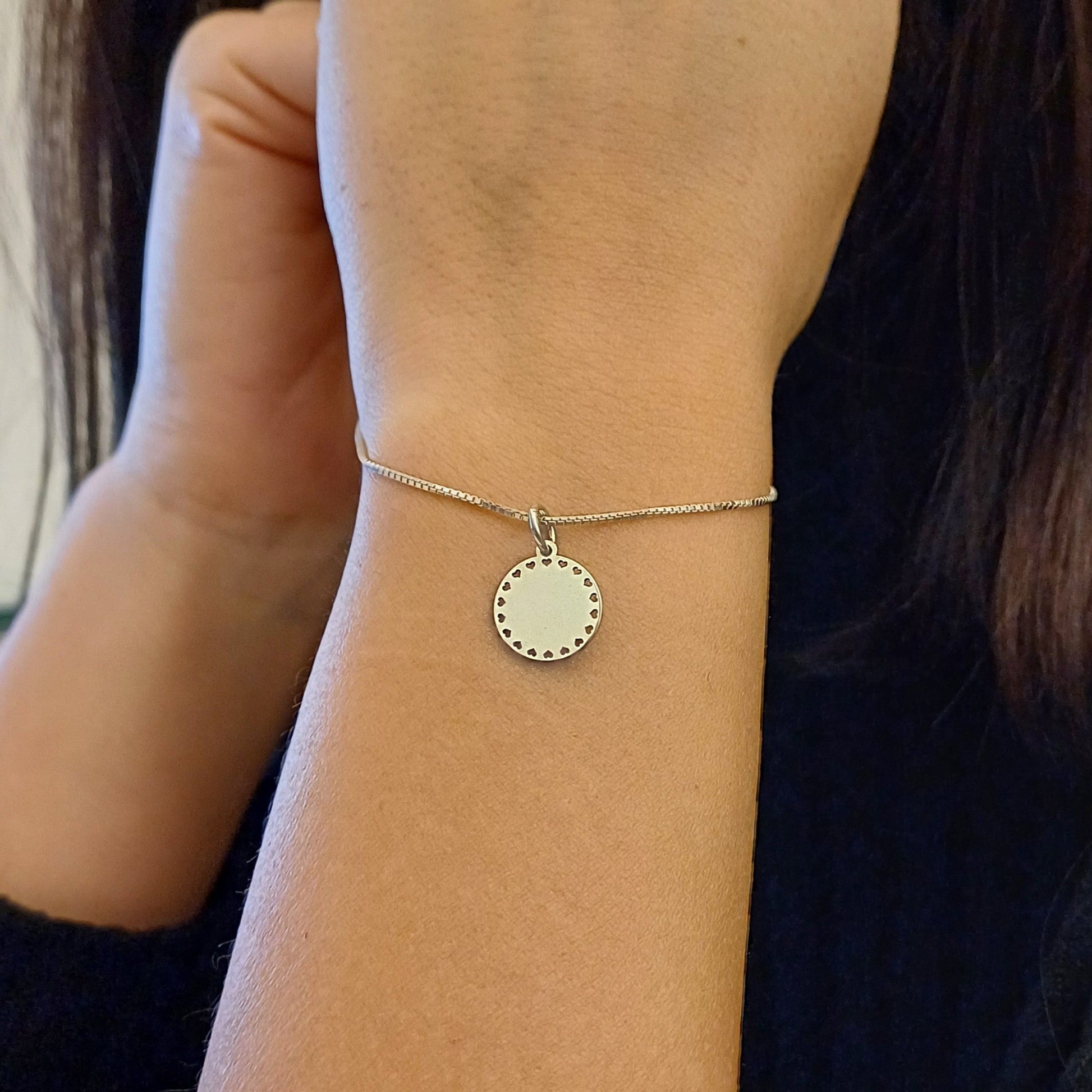 Questo pendente rotondo di 13 mm è decorato con piccoli cuori traforati lungo il bordo. Disponibile in oro Giallo, è stato creato con maestria artigianale nel nostro laboratorio orafo a Livorno. La superficie liscia e lucida è valorizzata da un’incisione laser precisa, rendendolo un pezzo unico e delicato. È un gioiello leggero, simbolico e versatile, perfetto per ogni stile e occasione.