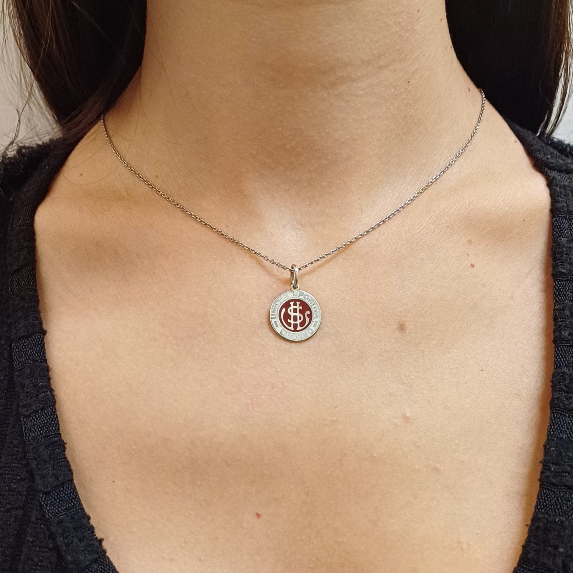 Medaglia dal diametro di 15 mm dell'U.S.Livorno è parte della nostra linea esclusiva in argento 925. Ogni dettaglio è curato con precisione grazie all'incisione laser , e la superficie smaltata a caldo aggiunge un tocco di colore e profondità, rendendo questa medaglia un simbolo distintivo e raffinato. 