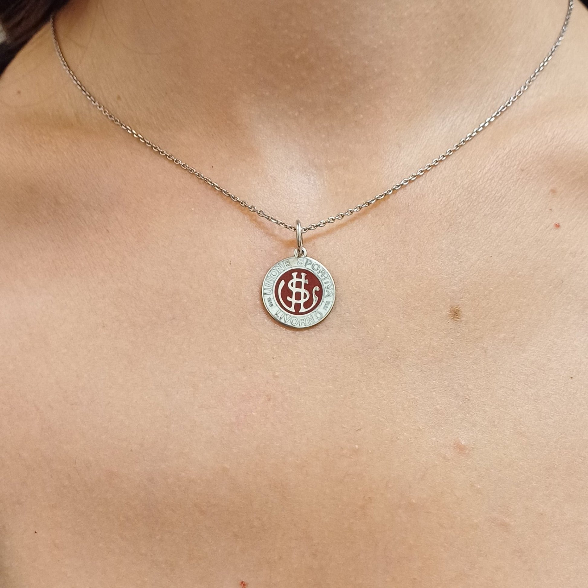 Medaglia dal diametro di 15 mm dell'U.S.Livorno è parte della nostra linea esclusiva in argento 925. Ogni dettaglio è curato con precisione grazie all'incisione laser , e la superficie smaltata a caldo aggiunge un tocco di colore e profondità, rendendo questa medaglia un simbolo distintivo e raffinato. 