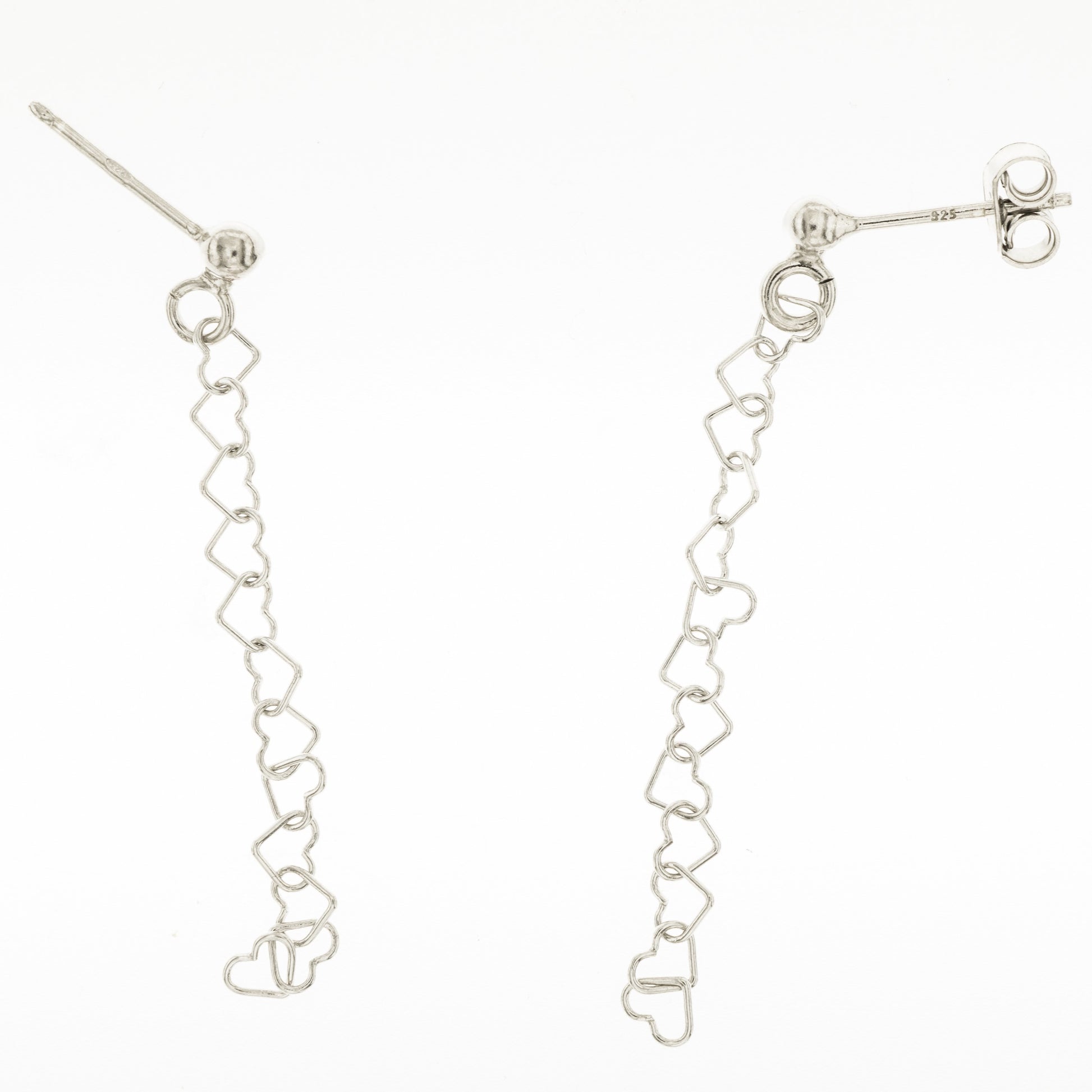 Questi orecchini pendenti sono realizzati in argento 925 nelle varianti Rodiato, Dorato e Ramato e presentano una catena leggera formata da piccoli cuori vuoti collegati tra loro. Il design è arioso e delicato, con una cascata sottile che ondeggia dolcemente con ogni movimento. La chiusura è a perno con farfallina, pratica e sicura. Il colore è un caldo oro giallo lucido, che riflette la luce in modo raffinato. Perfetti per chi ama i dettagli romantici e sofisticati.