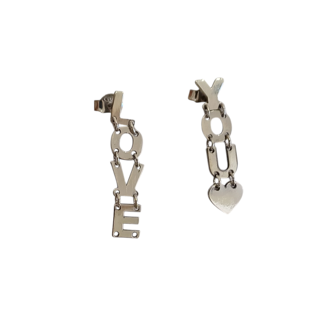 Gli orecchini sono pendenti e mobili, composti da lettere snodabili che formano la scritta "I LOVE YOU". Sono realizzati in argento liscio e brillante, con un design elegante e leggero. Grazie ai piccoli snodi tra le lettere, si muovono delicatamente ad ogni passo, creando un effetto dinamico e raffinato. Perfetti per chi ama gioielli con significato, esprimono un messaggio romantico e universale, da indossare con leggerezza e stile.