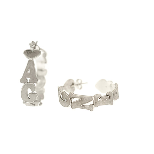 Orecchini tondi in argento 925, diametro 5 cm, personalizzabili con nome inciso. Un gioiello unico che unisce eleganza e significato personale.