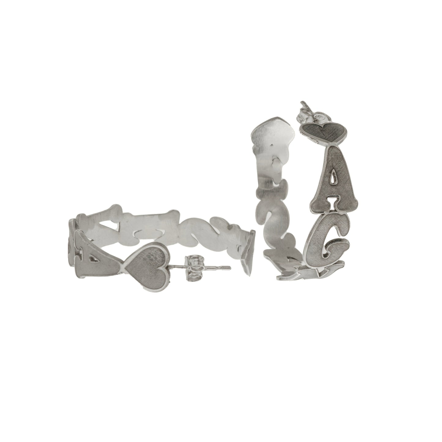 Orecchini tondi in argento 925, diametro 5 cm, personalizzabili con nome inciso. Un gioiello unico che unisce eleganza e significato personale.