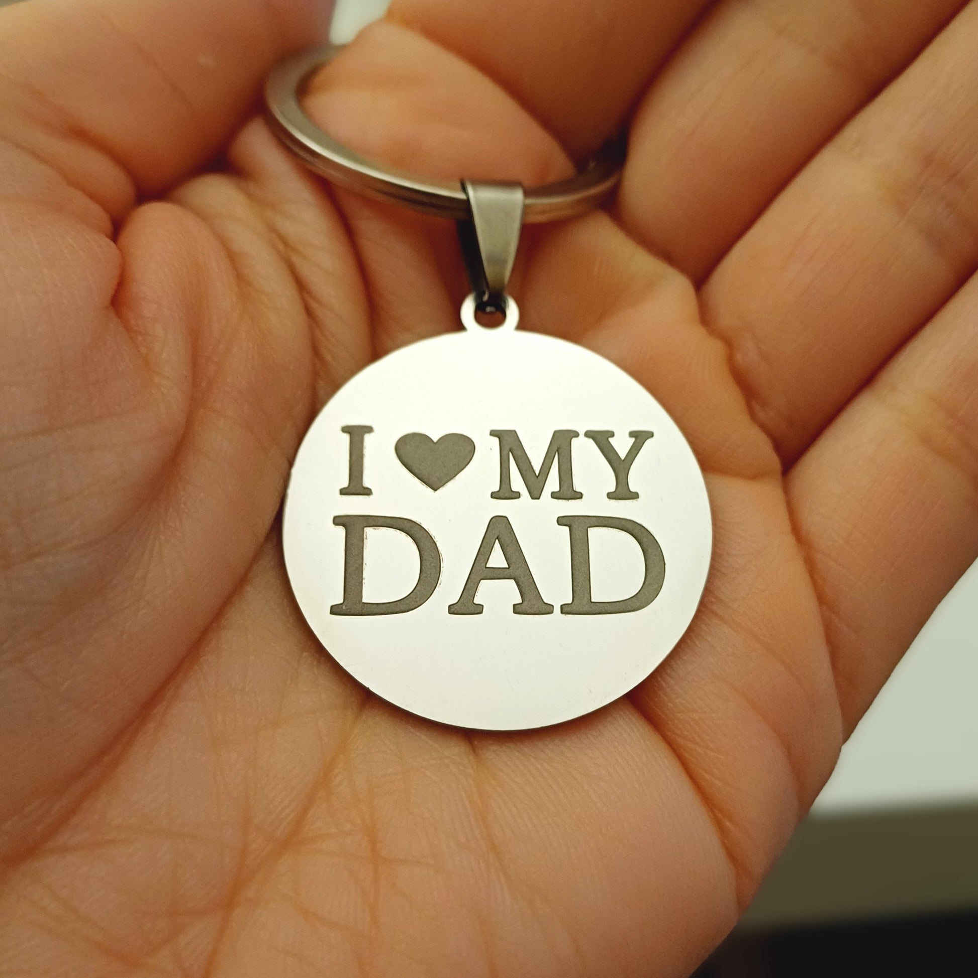 Un portachiavi rotondo, dal diametro di 30 mm, realizzato in acciaio resistente e piacevolmente liscio al tatto. Sulla sua superficie è incisa a laser un’immagine speciale, dedicata alla Festa del Papà. L’incisione è nitida e percettibile sotto le dita, creando un effetto leggermente ruvido che contrasta con la lucentezza del metallo. Solido ma leggero, è perfetto per accompagnare ogni giorno il papà che lo riceverà in dono. Personalizzabile con un nome o una frase speciale.