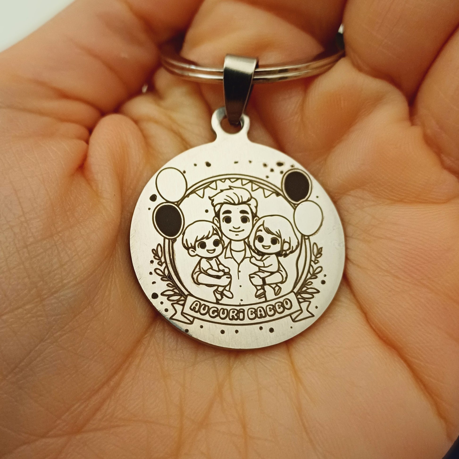 Un portachiavi rotondo, dal diametro di 30 mm, realizzato in acciaio resistente e piacevolmente liscio al tatto. Sulla sua superficie è incisa a laser un’immagine speciale, dedicata alla Festa del Papà. L’incisione è nitida e percettibile sotto le dita, creando un effetto leggermente ruvido che contrasta con la lucentezza del metallo. Solido ma leggero, è perfetto per accompagnare ogni giorno il papà che lo riceverà in dono. Personalizzabile con un nome o una frase speciale.
