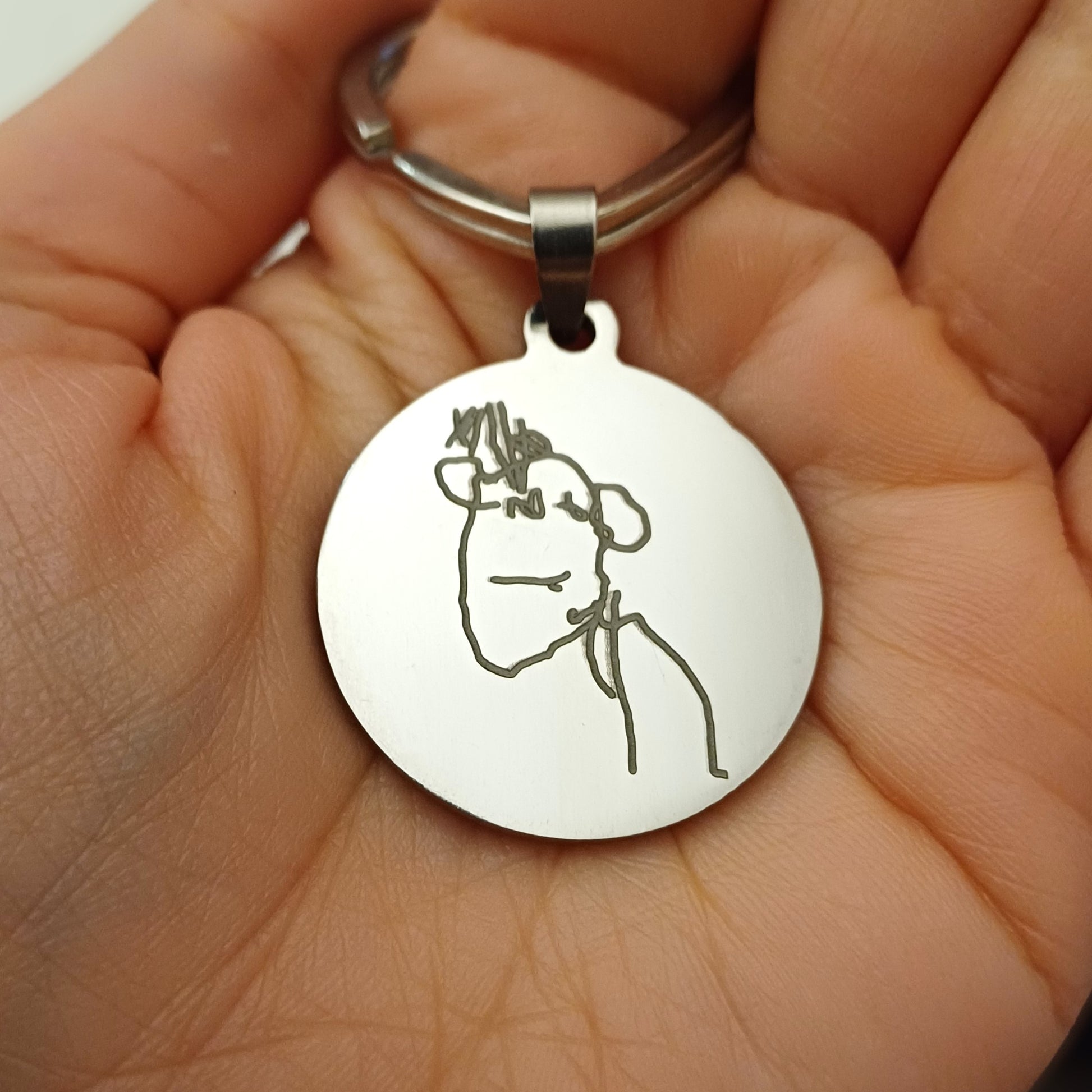 Un portachiavi rotondo, dal diametro di 30 mm, realizzato in acciaio resistente e piacevolmente liscio al tatto. Sulla sua superficie è incisa a laser un’immagine speciale, dedicata alla Festa del Papà. L’incisione è nitida e percettibile sotto le dita, creando un effetto leggermente ruvido che contrasta con la lucentezza del metallo. Solido ma leggero, è perfetto per accompagnare ogni giorno il papà che lo riceverà in dono. Personalizzabile con un nome o una frase speciale.