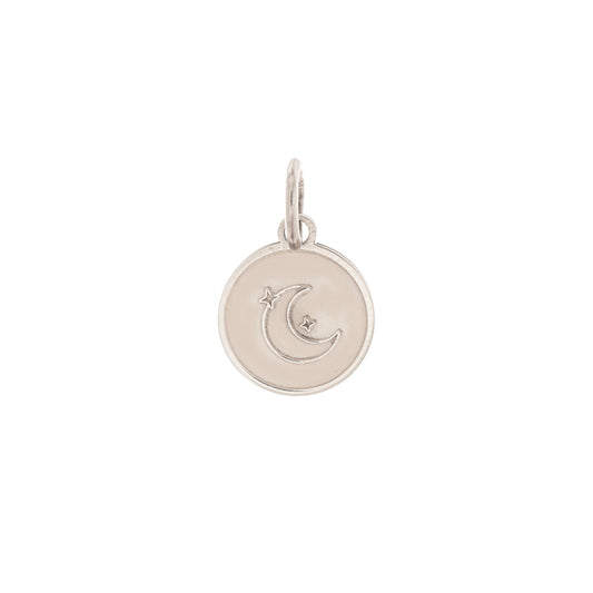 Hai tra le mani una piccola medaglia rotonda in argento, dal diametro di circa un centimetro. La superficie è liscia e satinata, mentre il centro è decorato con una luna crescente in rilievo e due stelline incise. Sul retro, puoi scegliere di far incidere una frase o una dedica. È un gioiello leggero e simbolico, creato a mano in un laboratorio orafo, pensato per accompagnare chi lo indossa in modo discreto e personale.