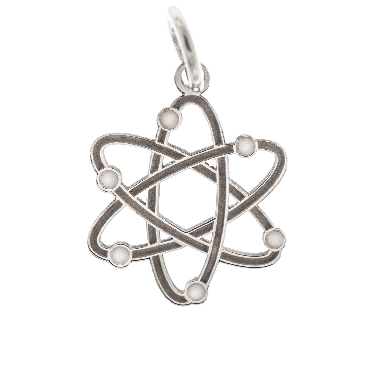 Questo ciondolo rappresenta un atomo stilizzato, con sei orbite che si intrecciano creando una forma armoniosa e simmetrica. È in argento 925, con una finitura mista: liscia e satinata. Al tatto, si percepiscono i cerchi morbidi e leggermente bombati e piccole sfere posizionate lungo le orbite. È leggero, misura 1,4 cm di altezza ed è piatto, ma con rilievi netti che lo rendono facile da riconoscere anche solo con le dita.