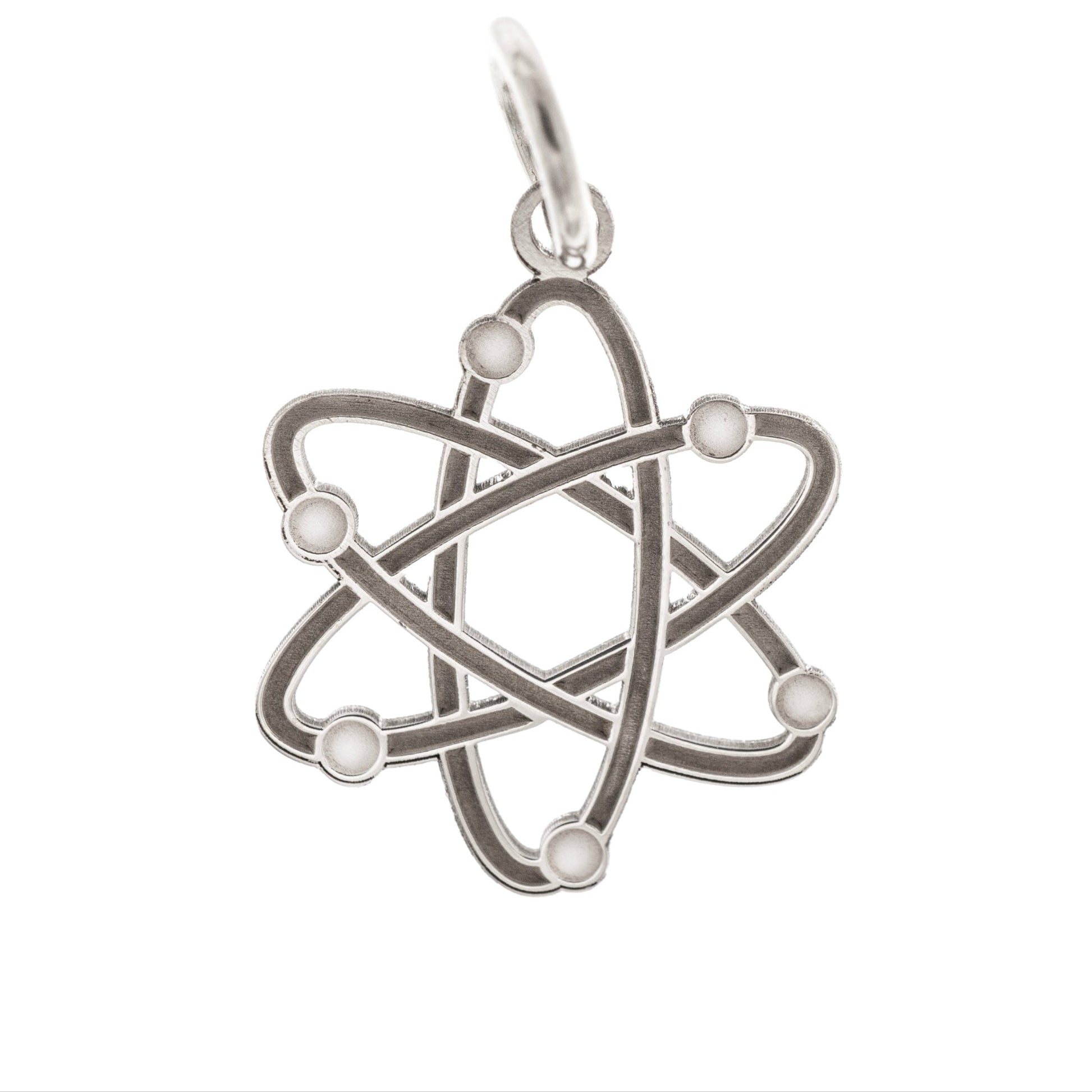 Questo ciondolo rappresenta un atomo stilizzato, con sei orbite che si intrecciano creando una forma armoniosa e simmetrica. È in argento 925, con una finitura mista: liscia e satinata. Al tatto, si percepiscono i cerchi morbidi e leggermente bombati e piccole sfere posizionate lungo le orbite. È leggero, misura 1,4 cm di altezza ed è piatto, ma con rilievi netti che lo rendono facile da riconoscere anche solo con le dita.