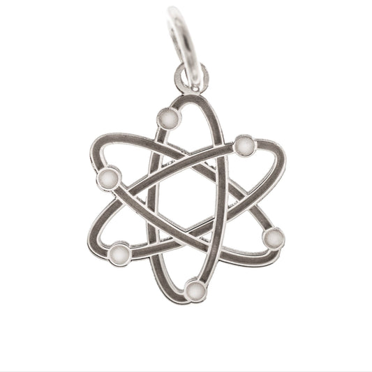 Questo ciondolo rappresenta un atomo stilizzato, con sei orbite che si intrecciano creando una forma armoniosa e simmetrica. È in argento 925, con una finitura mista: liscia e satinata. Al tatto, si percepiscono i cerchi morbidi e leggermente bombati e piccole sfere posizionate lungo le orbite. È leggero, misura 1,4 cm di altezza ed è piatto, ma con rilievi netti che lo rendono facile da riconoscere anche solo con le dita.