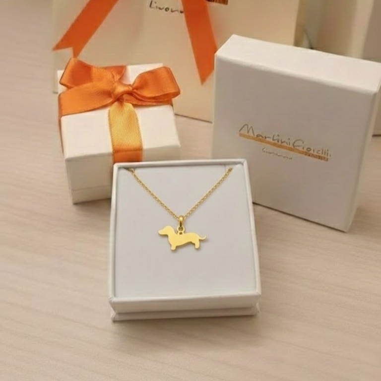 Un pendente traforato a forma di bassotto, realizzato in oro 750 con dettagli precisi ottenuti grazie all’incisione laser. Creato nel nostro laboratorio orafo a Livorno, questo ciondolo rappresenta un bassotto stilizzato, dalle forme morbide e dettagli puliti. È ideale per chi ama i gioielli personalizzati e desidera un simbolo affettuoso e unico.