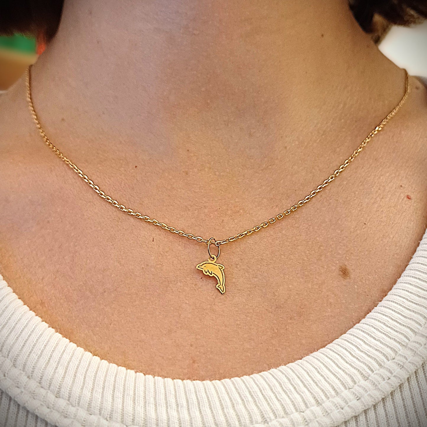 Questo ciondolo è piccolo e leggero, alto appena 9 millimetri, con la forma di un delfino stilizzato in volo, dal profilo morbido e armonioso. È realizzato in argento 925 o in oro 18 carati, a scelta. Il metallo è lucido, liscio al tatto, con leggere incisioni che delineano i tratti del muso e delle pinne. Ogni pezzo è realizzato a mano, con amore, nel nostro laboratorio artigianale. È un gioiello semplice ma ricco di significato.