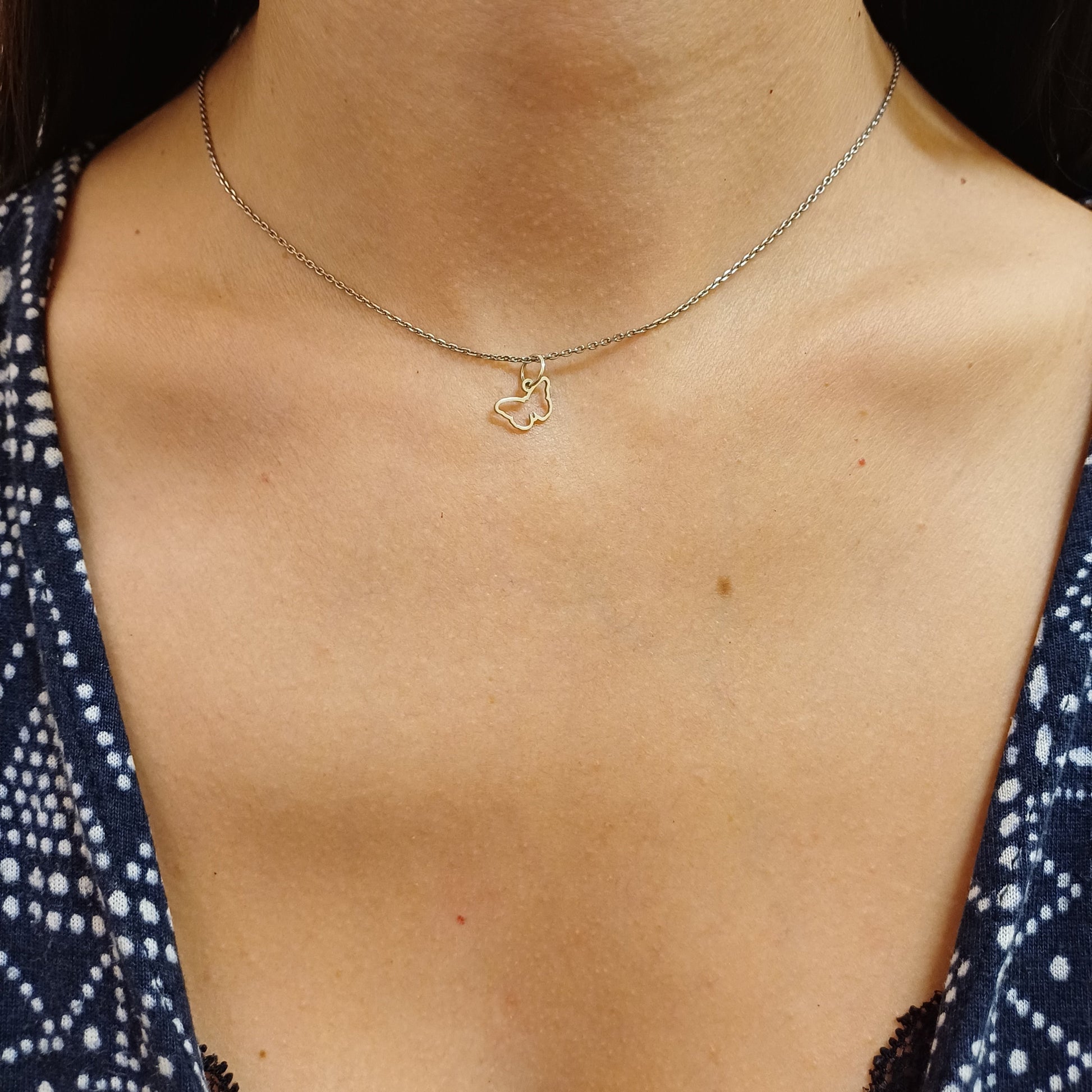 Pendente a forma di farfalla traforata, altezza 9 mm, disponibile in oro giallo, oro bianco o argento 925. Realizzato a mano, con profilo sottile e leggero, rappresenta la leggerezza e la libertà. Il design è semplice ma espressivo: la sagoma della farfalla è delicatamente ritagliata, lasciando spazio e respiro al metallo prezioso. Un gioiello da indossare ogni giorno o regalare con il cuore.