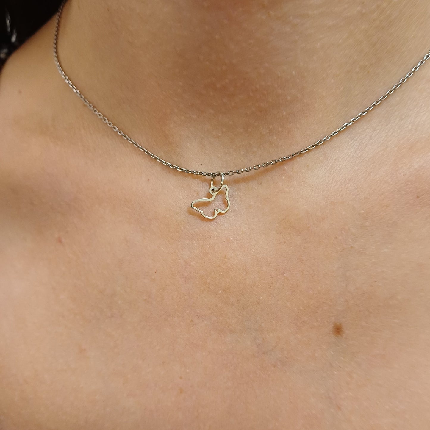 Pendente a forma di farfalla traforata, altezza 9 mm, disponibile in oro giallo, oro bianco o argento 925. Realizzato a mano, con profilo sottile e leggero, rappresenta la leggerezza e la libertà. Il design è semplice ma espressivo: la sagoma della farfalla è delicatamente ritagliata, lasciando spazio e respiro al metallo prezioso. Un gioiello da indossare ogni giorno o regalare con il cuore.