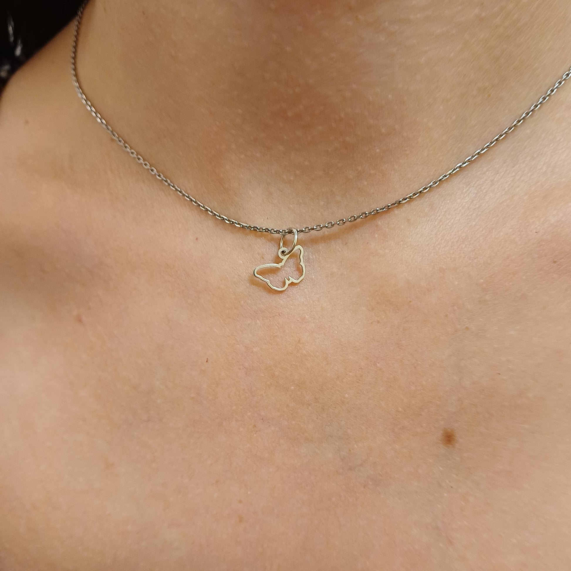 Pendente a forma di farfalla traforata, altezza 9 mm, disponibile in oro giallo, oro bianco o argento 925. Realizzato a mano, con profilo sottile e leggero, rappresenta la leggerezza e la libertà. Il design è semplice ma espressivo: la sagoma della farfalla è delicatamente ritagliata, lasciando spazio e respiro al metallo prezioso. Un gioiello da indossare ogni giorno o regalare con il cuore.